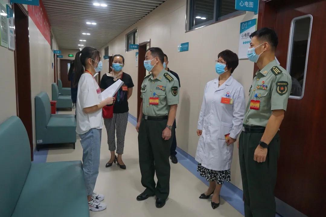 女兵體檢中的男醫生,理解、尊重與專業的交融,女兵體檢中的男醫生,理解、尊重與專業交織的人文關懷